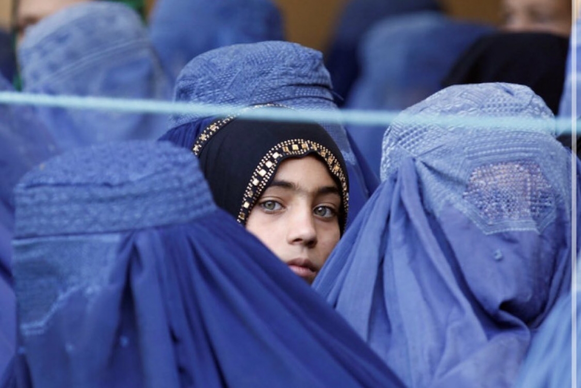 2025-12-01
法國 ~ 儘管洛朗·沃基耶茲提出了一項法案，禁止未成年人在公共場所佩戴面紗，...