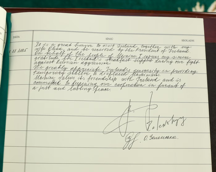 2025-12-02
烏克蘭總統澤倫斯基訪問愛爾蘭期間，在都柏林總統府留言簿上留下的留言。 ...