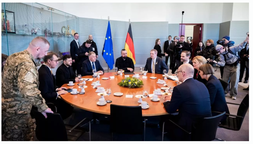 2025-12-16
美國要求烏克蘭必須從頓內茨克地區撤軍才能達成和平協議。...