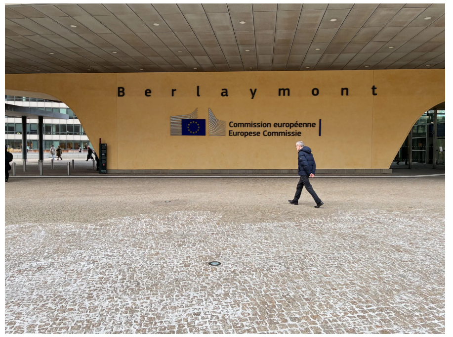 2025-12-18
歐盟峰會前夕，援助烏克蘭的 2100 億歐元計畫陷入僵局。核心資產多存於比利...