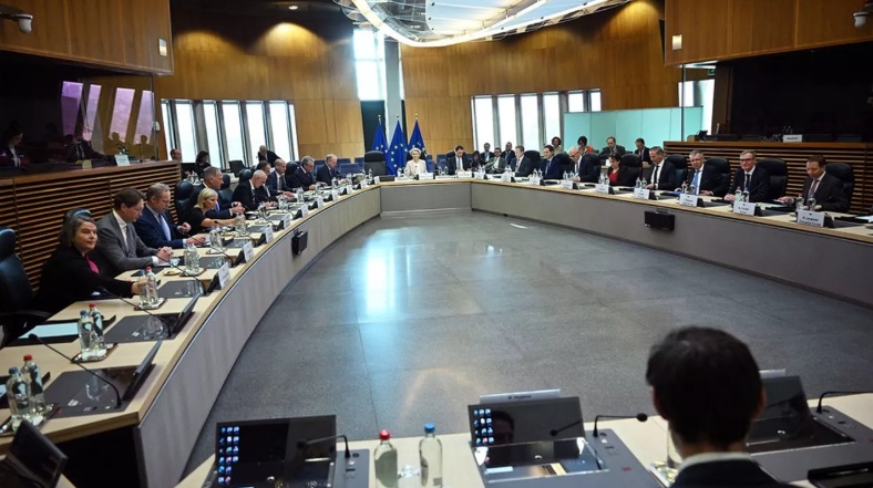 2025-12-20
他們在吵的是**歐盟 2035 年汽車政策**，重點其實不只是環保，而是**...